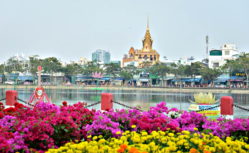 Hồ Xáng Thổi (quận Ninh Kiều, TP Cần Thơ) rực rỡ sắc hoa Xuân.